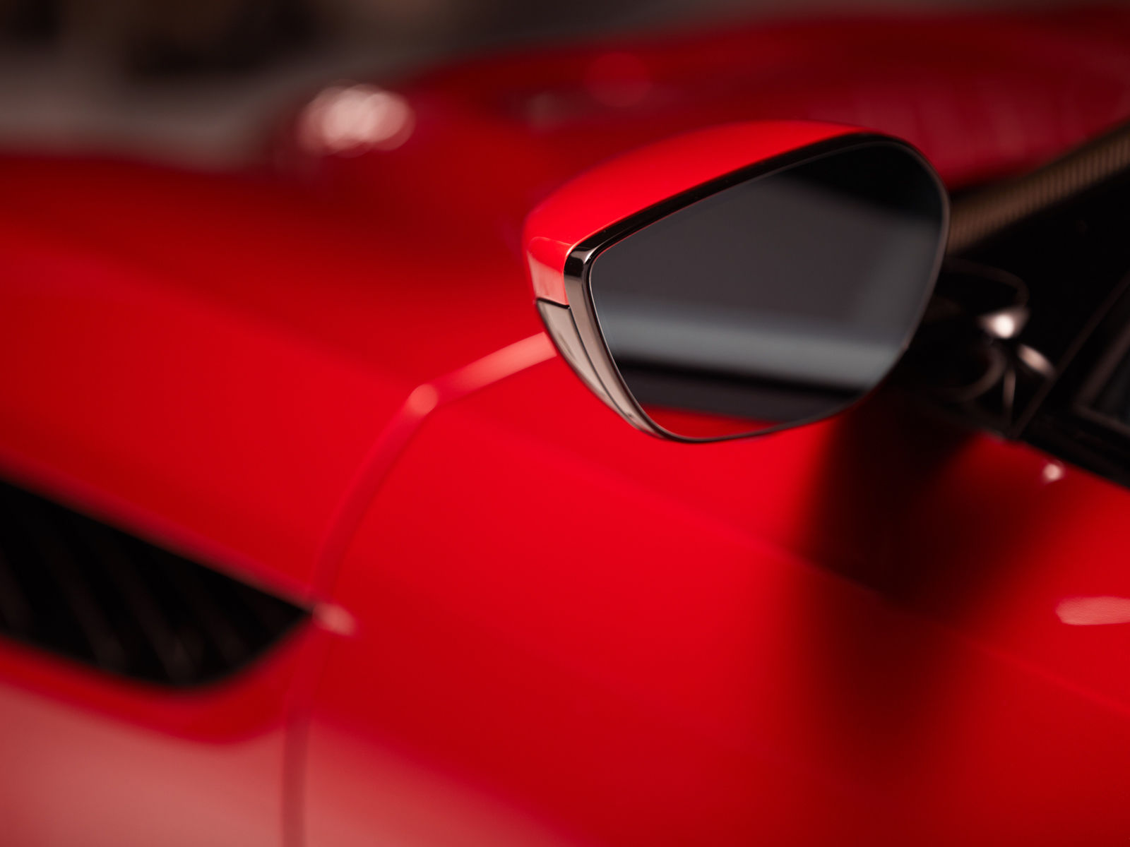 O novo espelho retrovisor da Aston Martin mostra três fluxos de vídeo simultaneamente