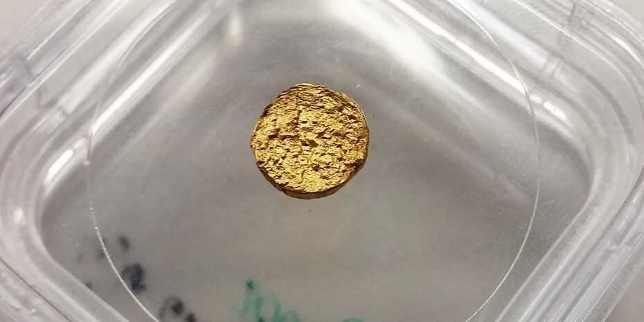 Cientistas criaram ouro de 18k a partir de plástico