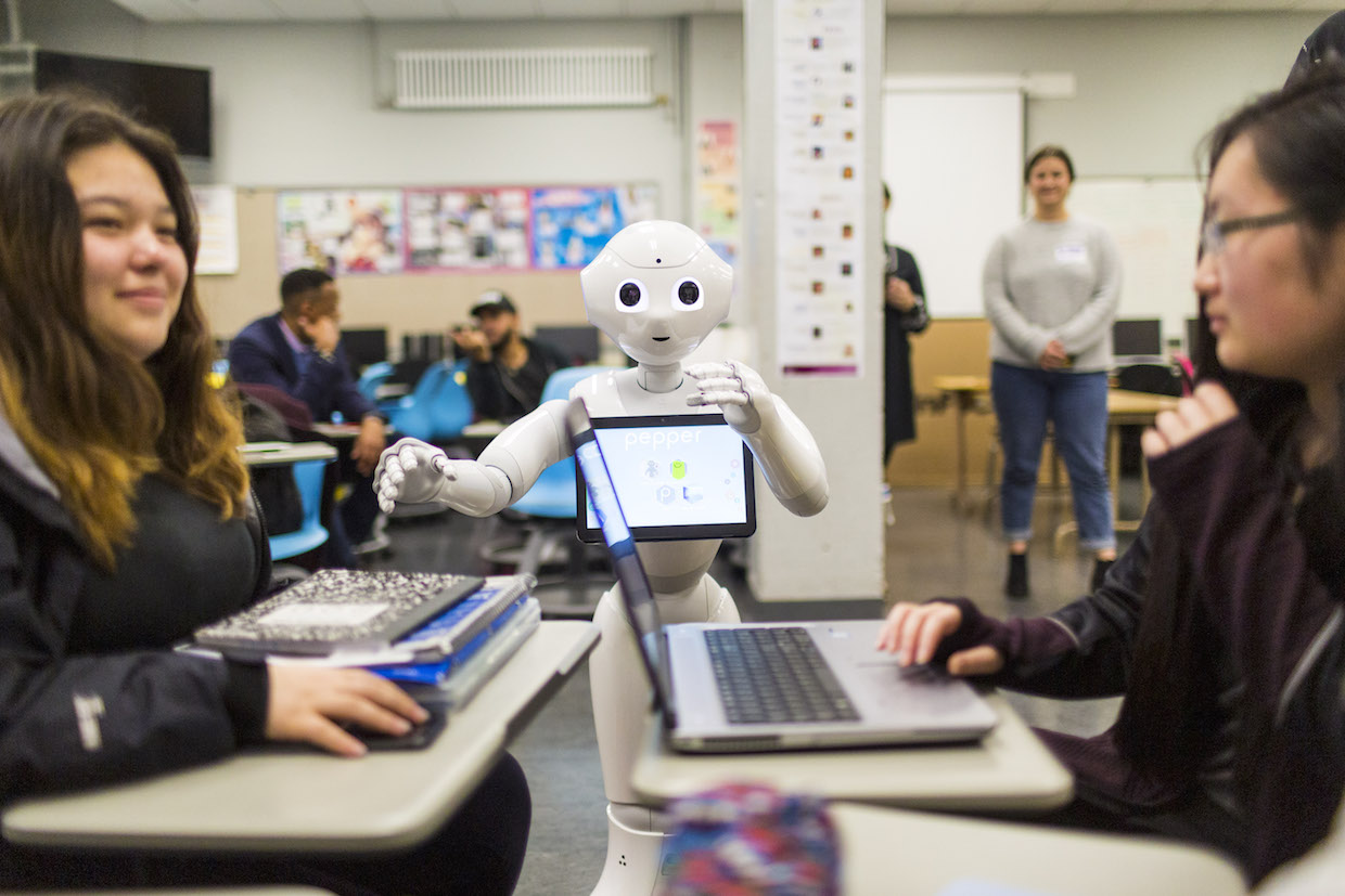 Pepper Robot ajuda a ensinar crianças em idade escolar programação