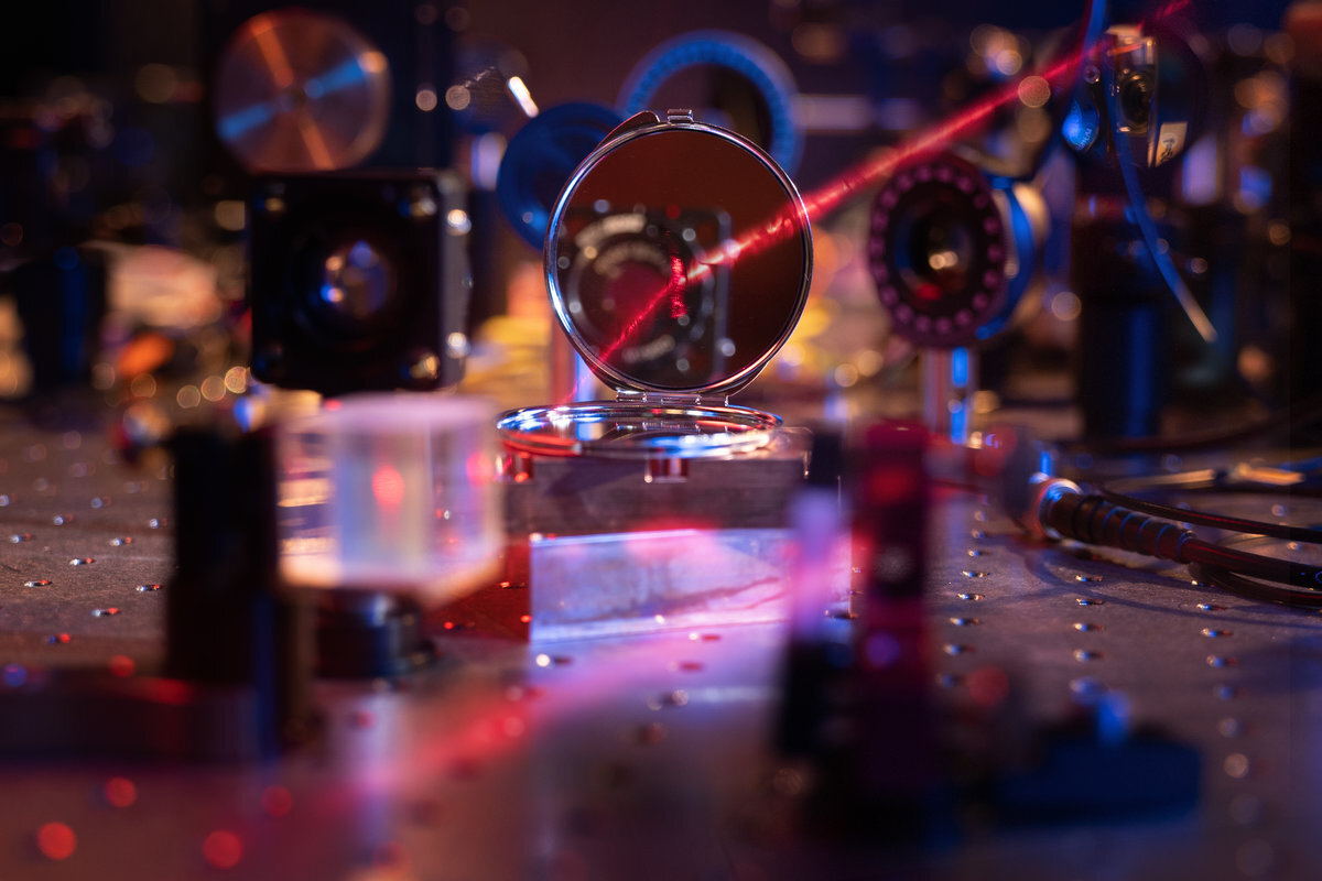 Physicists have created a mirror made up of just a few hundred atoms