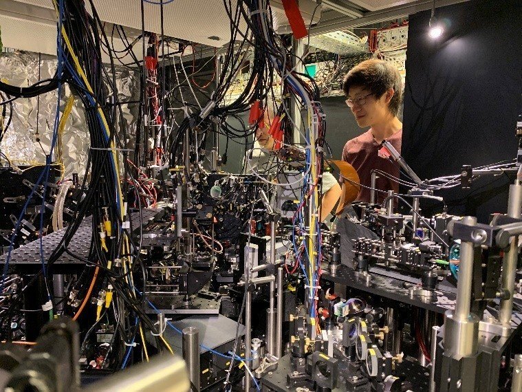 Physicists have created a mirror made up of just a few hundred atoms