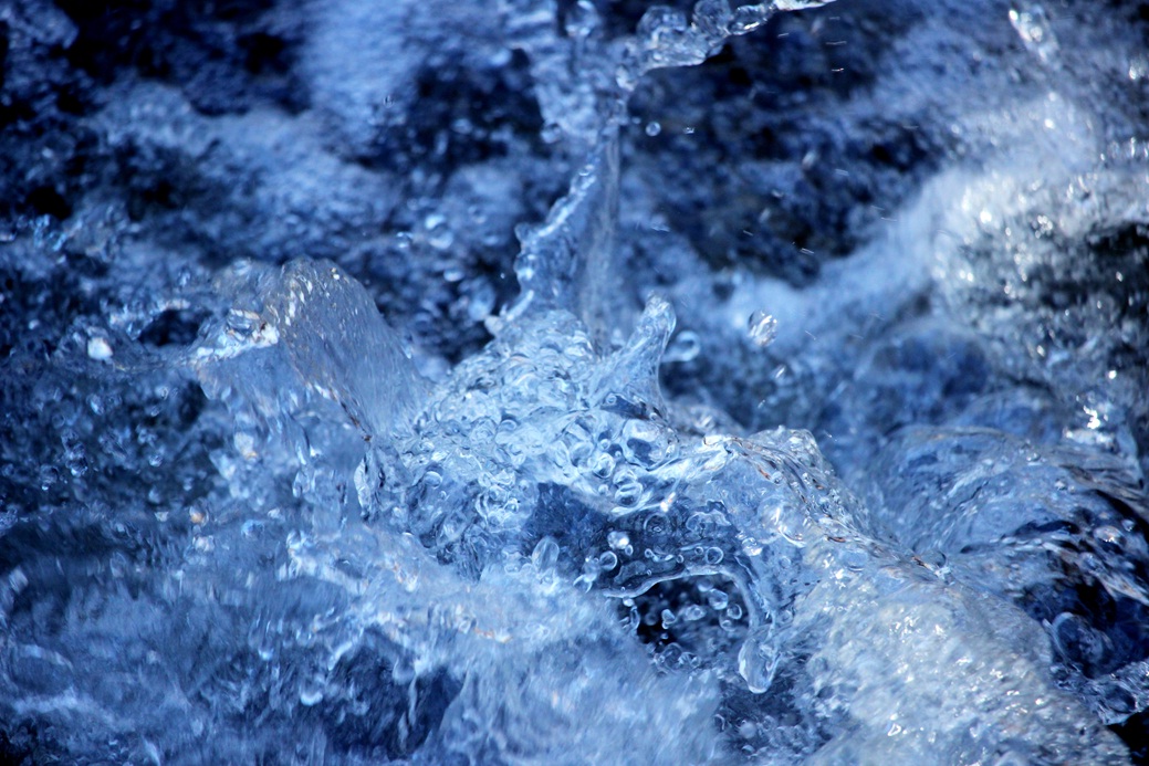 Os cientistas provaram que a água tem vários estados líquidos com densidades diferentes