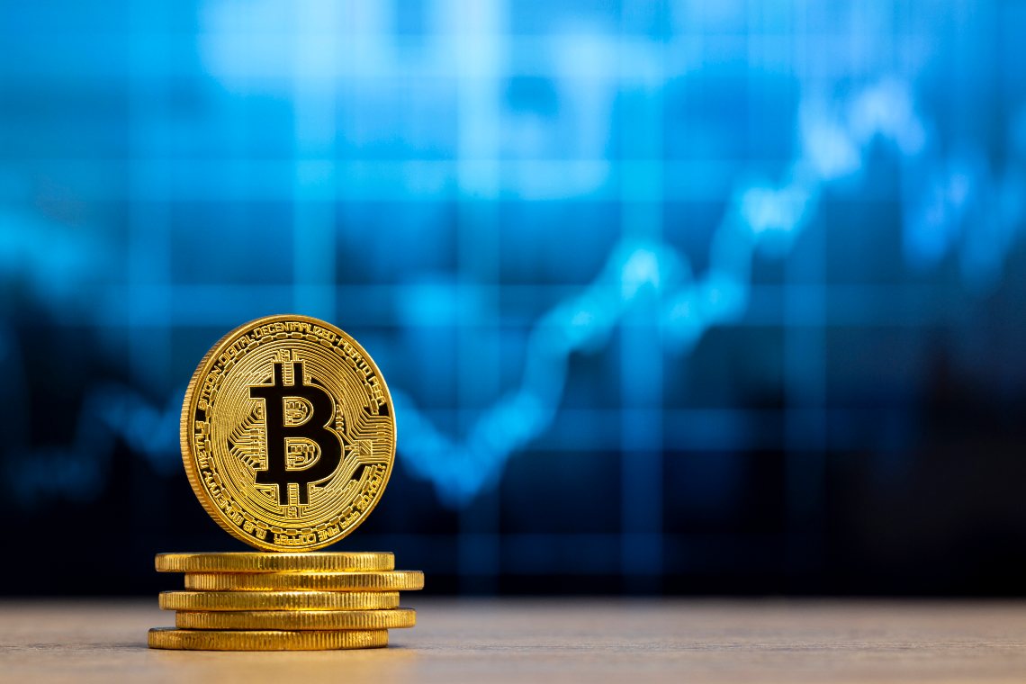 Bitcoin kept from falling below $ 30 thousand and began to look more convincing technically