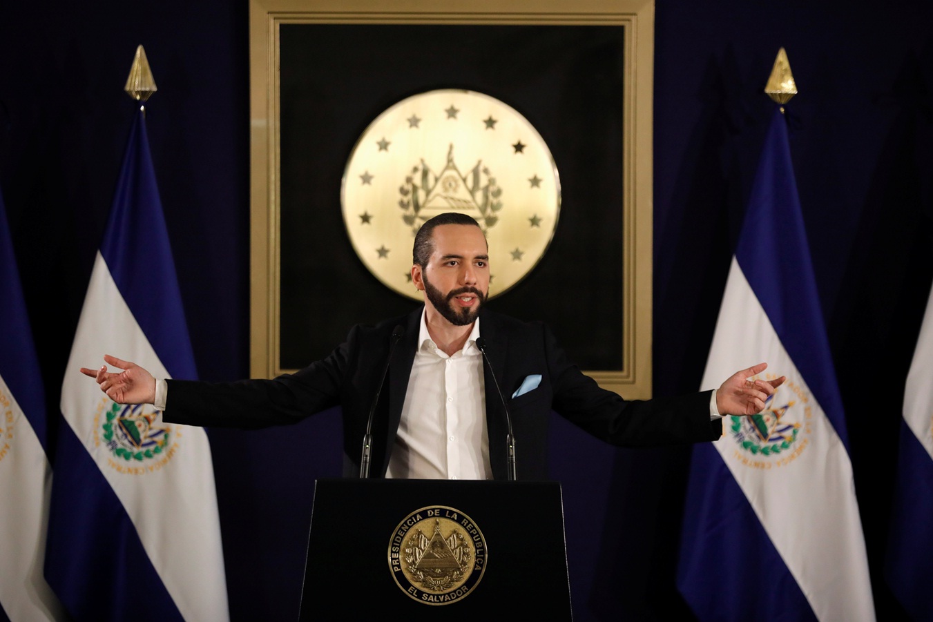 Біткоіни офіційно став легальною валютою в Сальвадорі. Уряд почав скуповувати криптовалюта